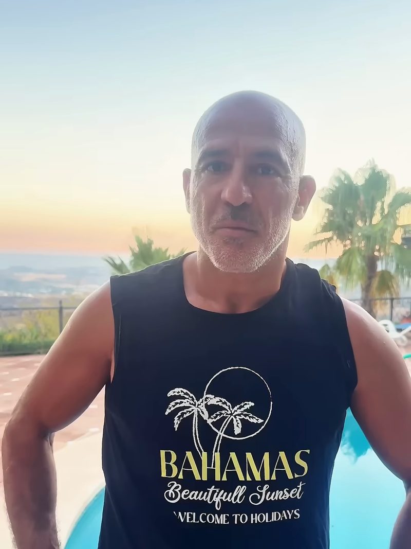 Ben, client d'Eagle Invest, au bord de la piscine de sa villa