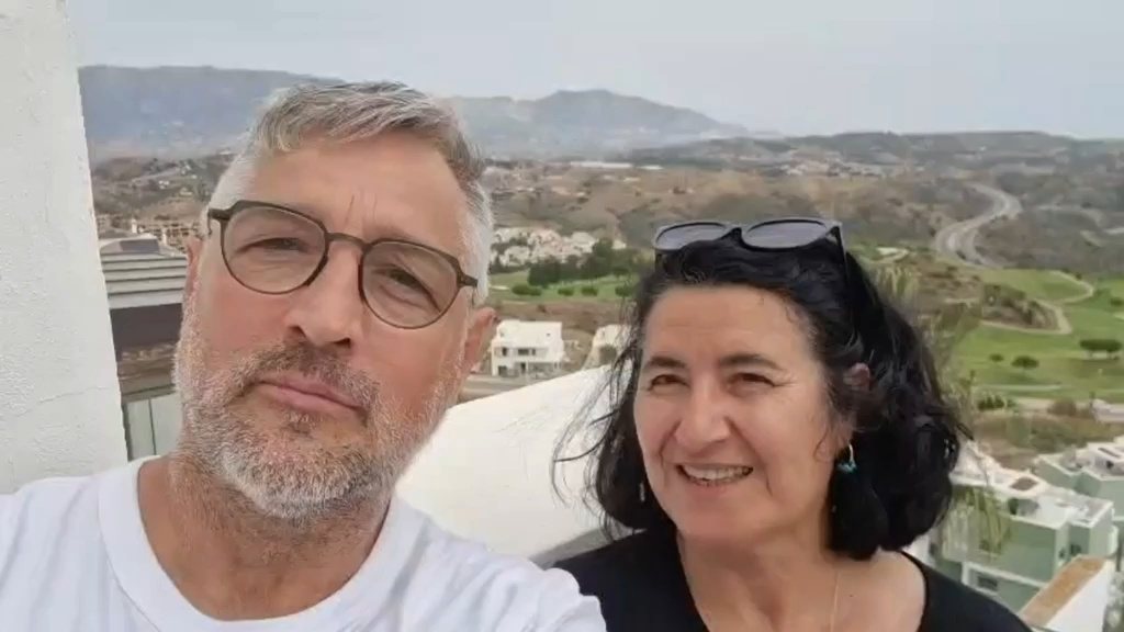 Un couple de clients d'Eagle Invest sur sa terrasse à Calanova Golf