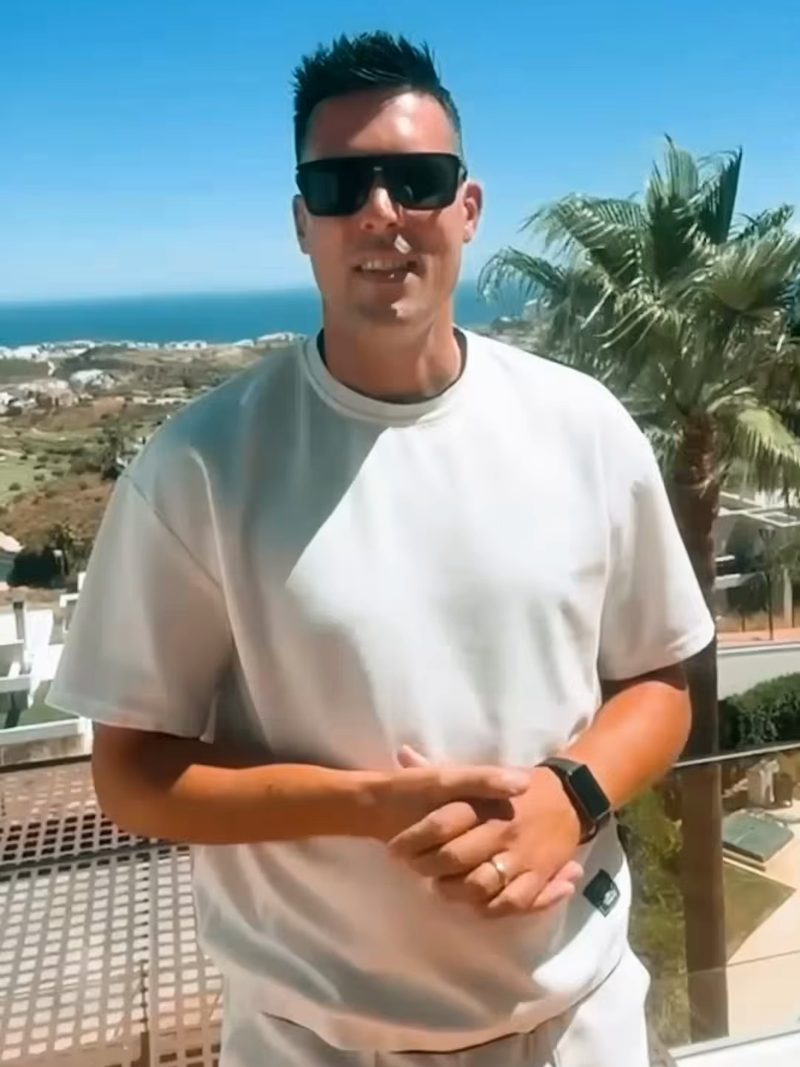 Jérémy, client d'Eagle Invest, sur une terrasse face à la mer
